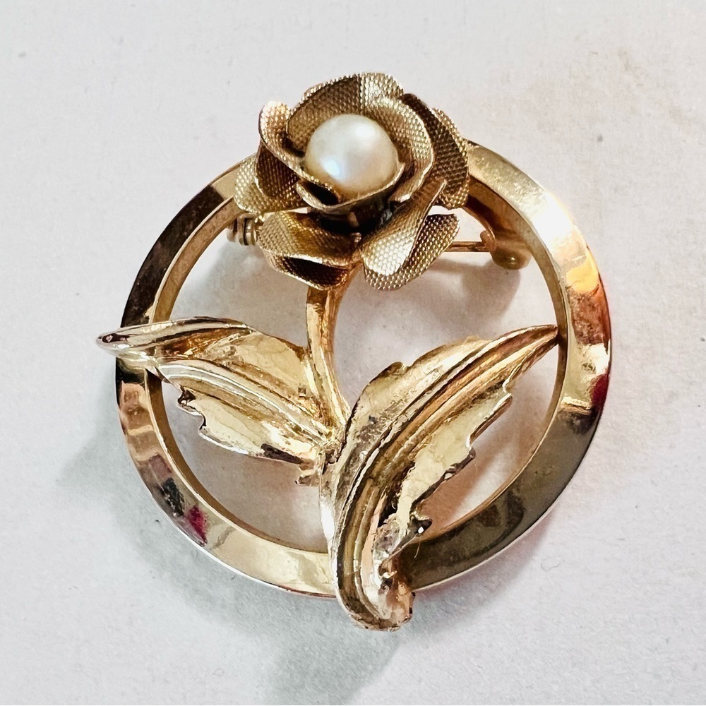 VINTAGE 70s Goldtone Faux pearl flower brooch